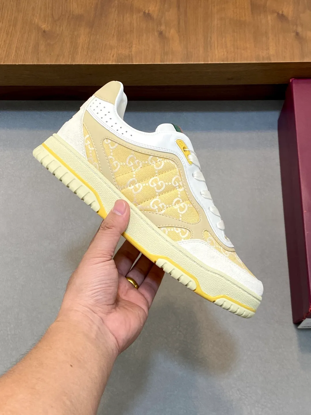 Men's Shoes 💰660 𝐆𝐮𝐜𝐜𝐢 𝐑𝐞-𝐖𝐞𝐛 As the first sneaker created by Sabato De Sarno for Gucci, the Re-Web series reinterprets the brand's classic stripes and sets off the modern silhouette design with bold and unique details. These shoes are crafted from white leather. This new sneaker is ingeniously decorated with many of the brand's classic details, and is equipped with a bright red and green webbing tongue, which will make people fall in love at first sight. White leather treated with a special process for softness and luster, with an embossed grainy texture. Script Gucci logo and interlocking G web label with Interlocking G and script Gucci logo. Rubber outsole with interlocking G detail eyelets. Web tongue. Size: 39-44 (customized for sizes 38 and 45)